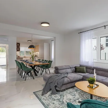 4 Bedroom Cozy In Dubrava Kod Sibenika *