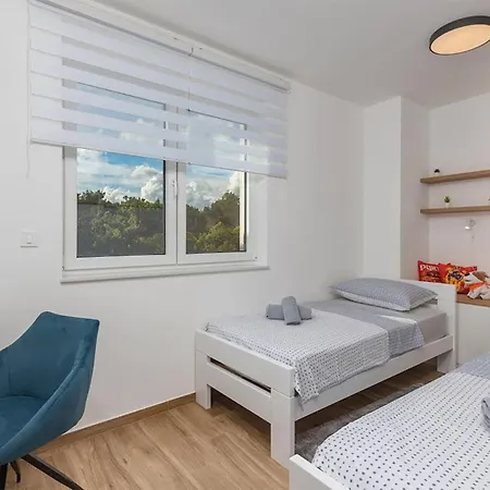 4 Bedroom Cozy In Dubrava Kod Sibenika Σπίτι διακοπών