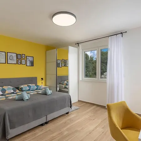 4 Bedroom Cozy In Dubrava Kod Sibenika Σπίτι διακοπών *